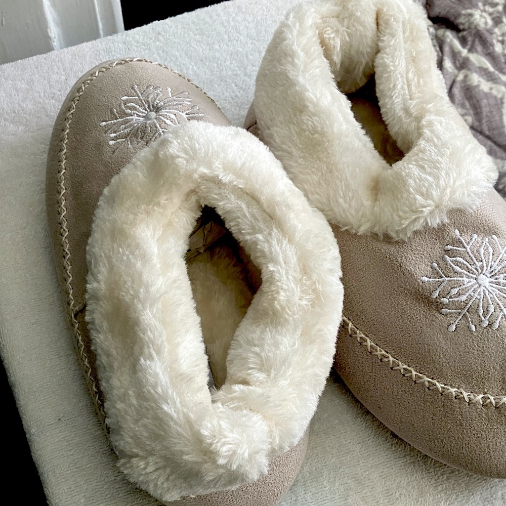 Comfortview beige  and Cream Women's Slippers,with a snowflake print.